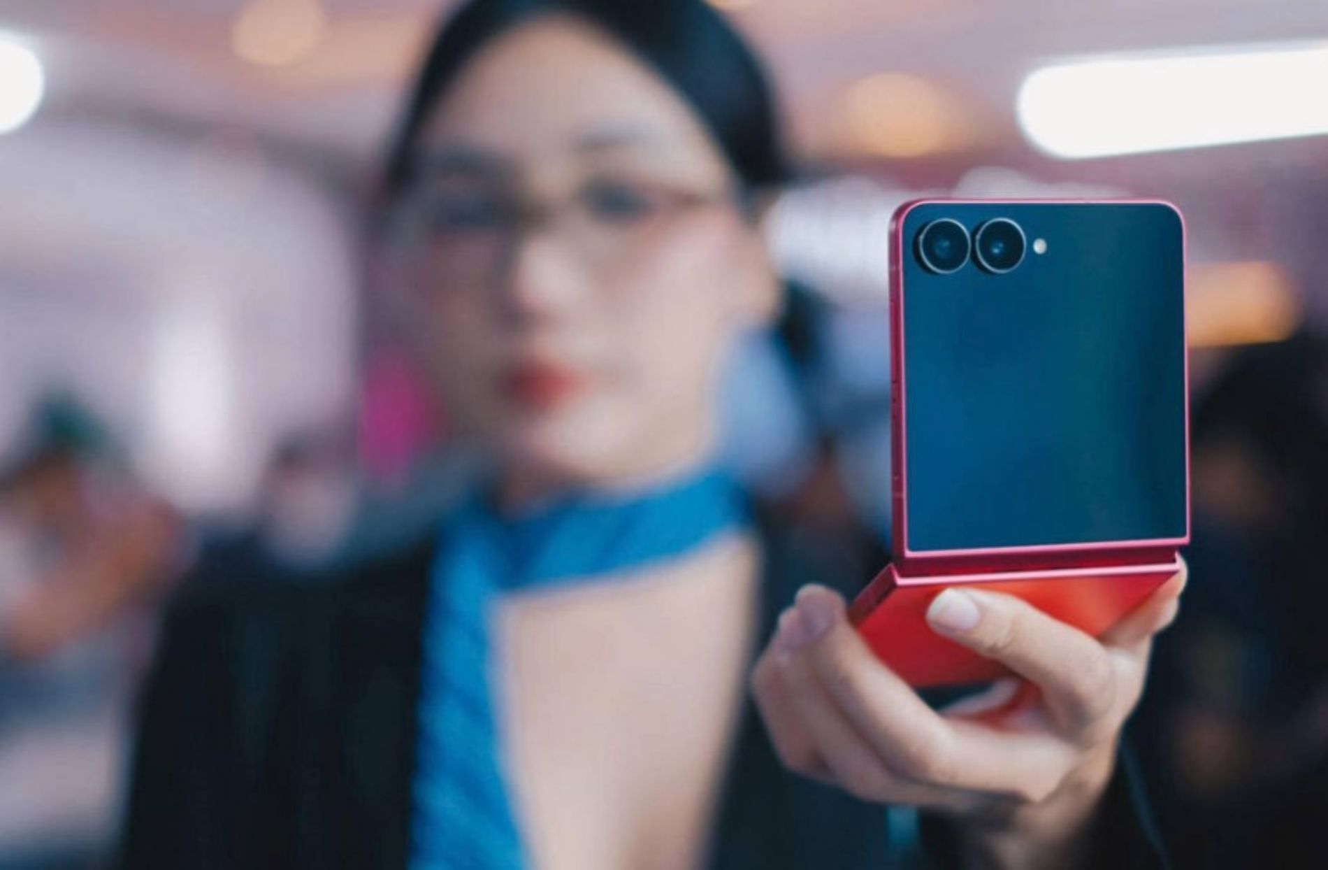 Hình ảnh cho danh mục Bí quyết tận dụng camera gập của Z Flip7: Vlog, selfie và gọi video rảnh tay